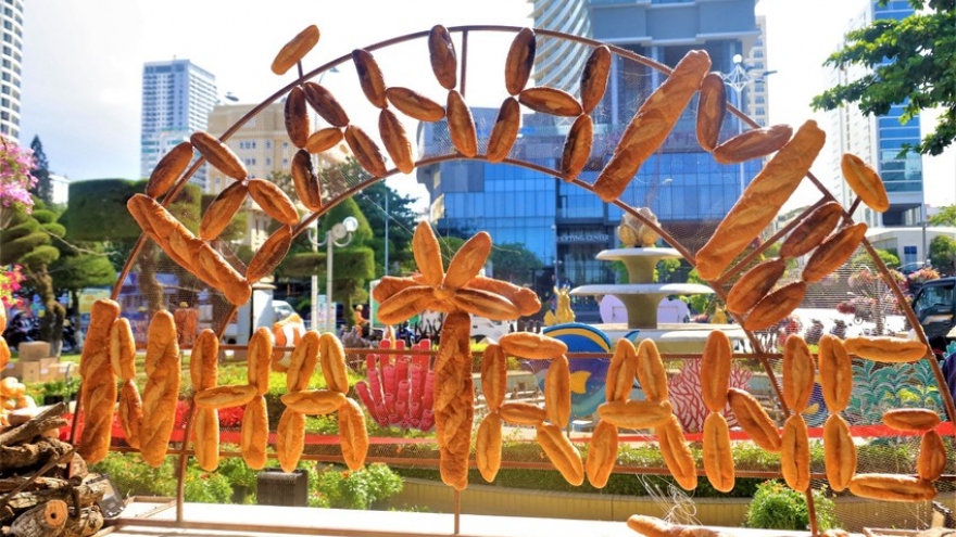 Largest model of bread tower in Vietnam recognised